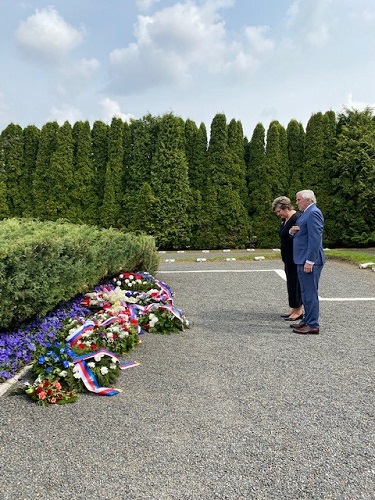 Pietní akt k uctění památky obětí protinacistického odboje na Kobyliské střelnici a památky padlých vojáků spojeneckých armád na Ďáblickém hřbitově